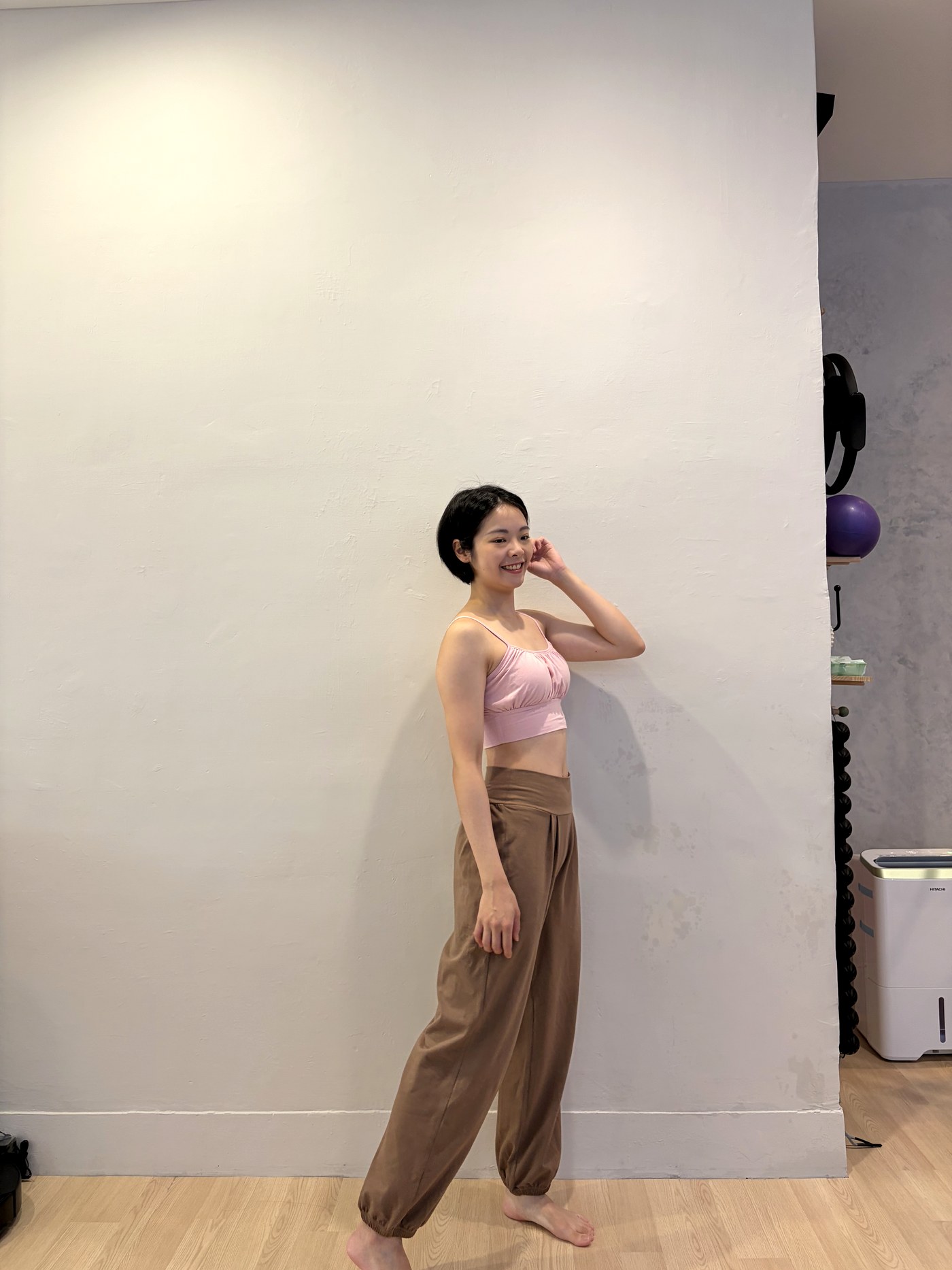 樂蒂老師穿著白日夢細肩帶上衣粉色側身穿著參考