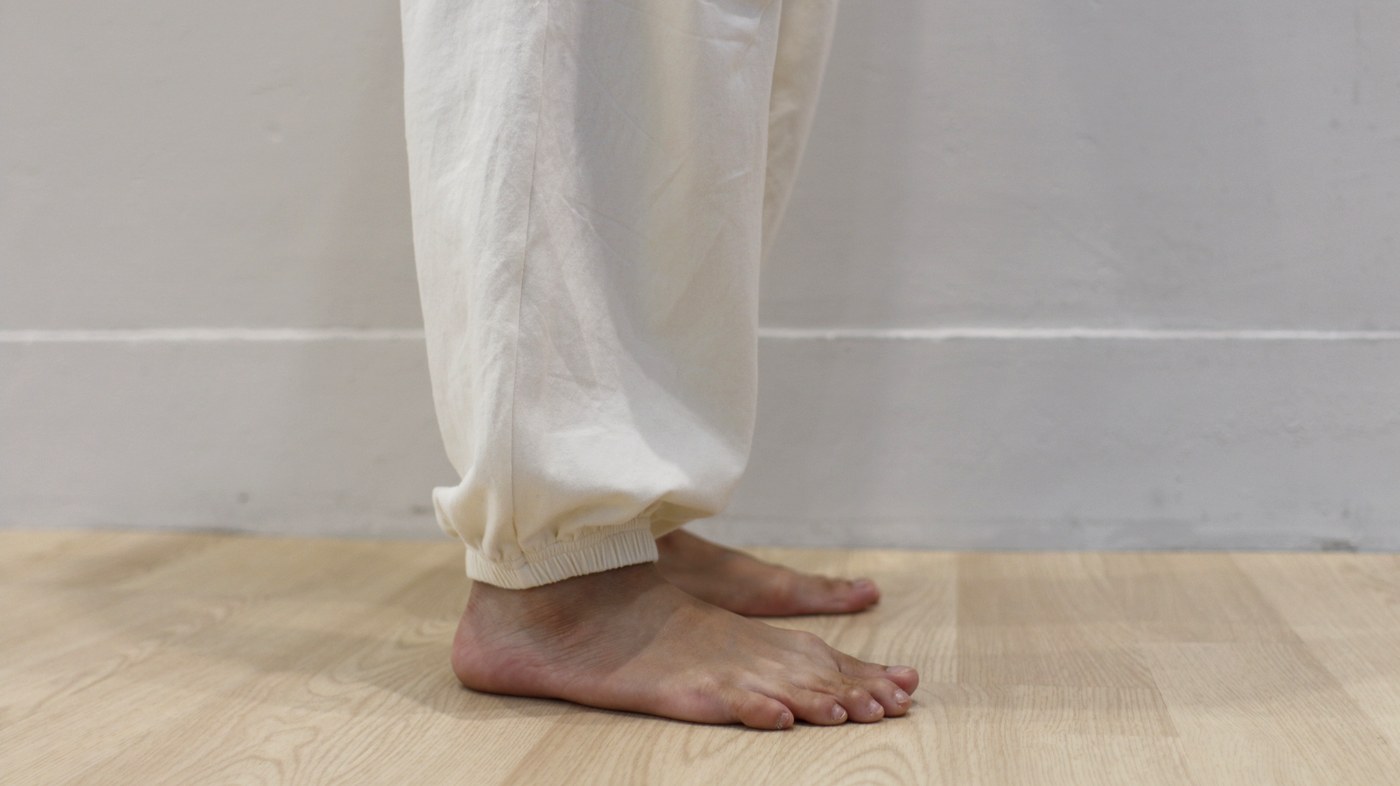 躺平寬褲褲腳垂墜與布料柔軟度細節